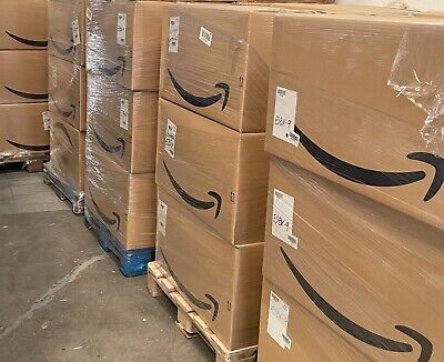 Cajas de Amazon apiladas en el almacén
